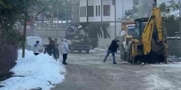 is-makinesinde-cikan-yangini-karla-sondurmeye-calistilar-dZOSBgfe.jpg