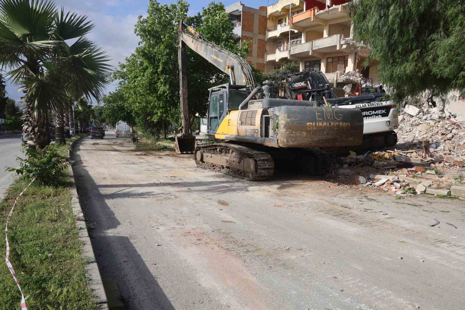 is makinesine ok gibi saplanan otomobilin genc surucusu oldu 3 kisi yaralandi 1 QGsIrSCU