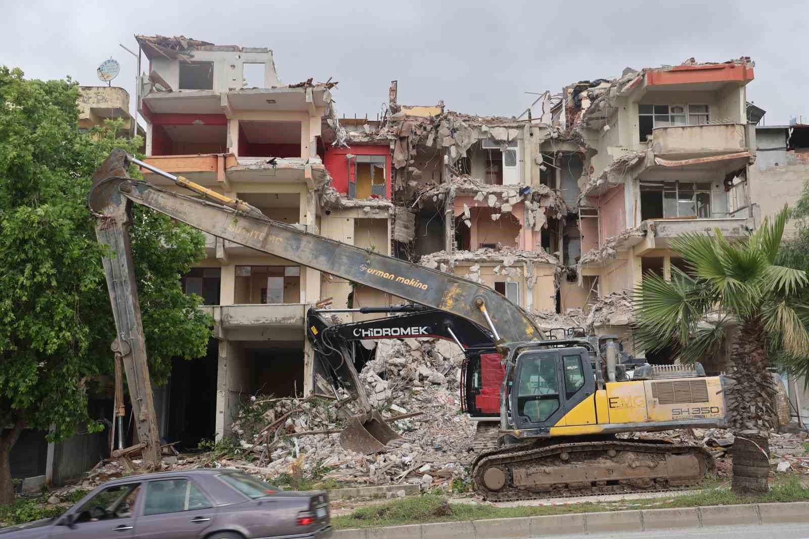is makinesine ok gibi saplanan otomobilin genc surucusu oldu 3 kisi yaralandi 2 5Z3AEIcB