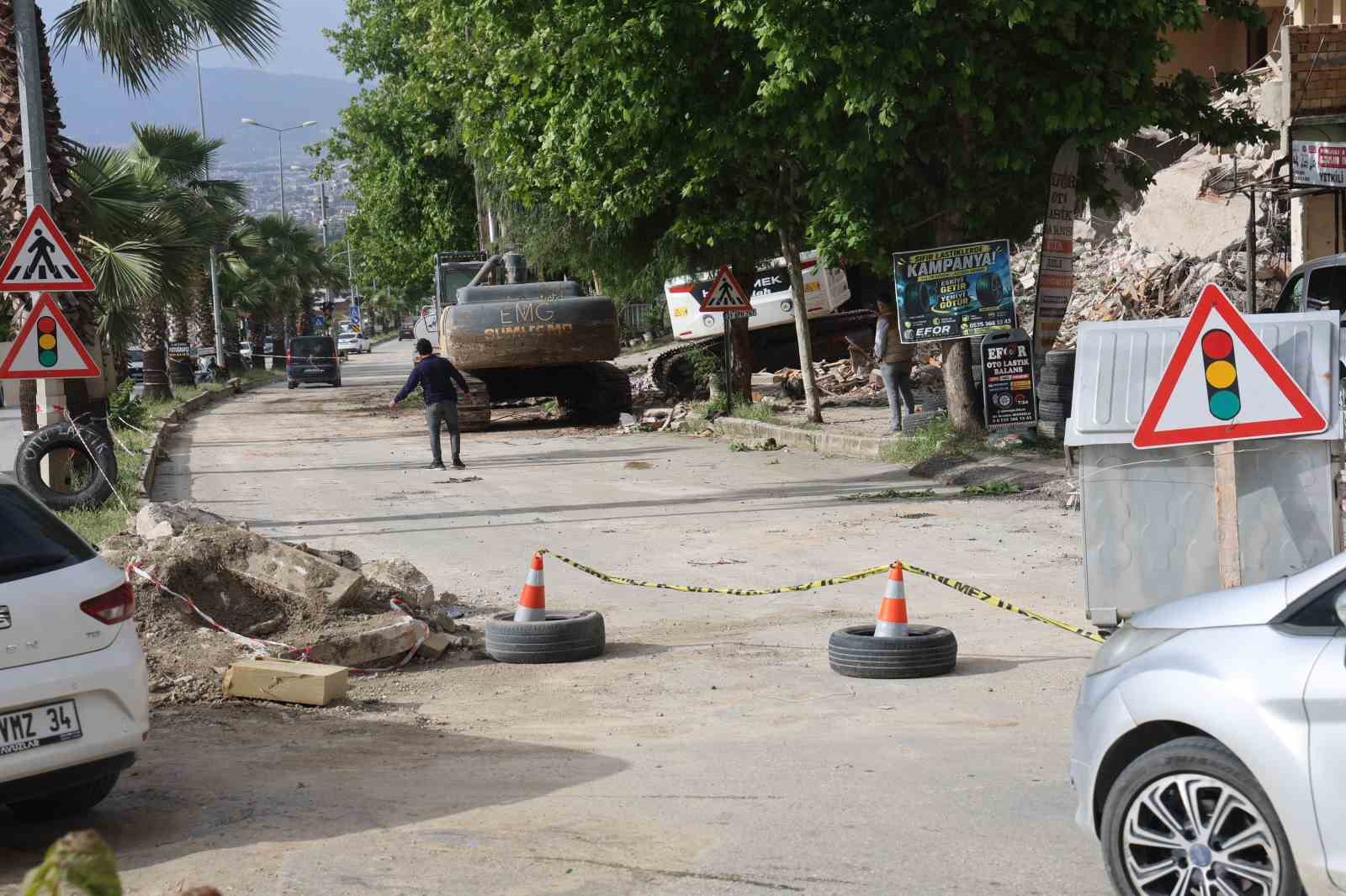 is makinesine ok gibi saplanan otomobilin genc surucusu oldu 3 kisi yaralandi 3 J3y5l2z8