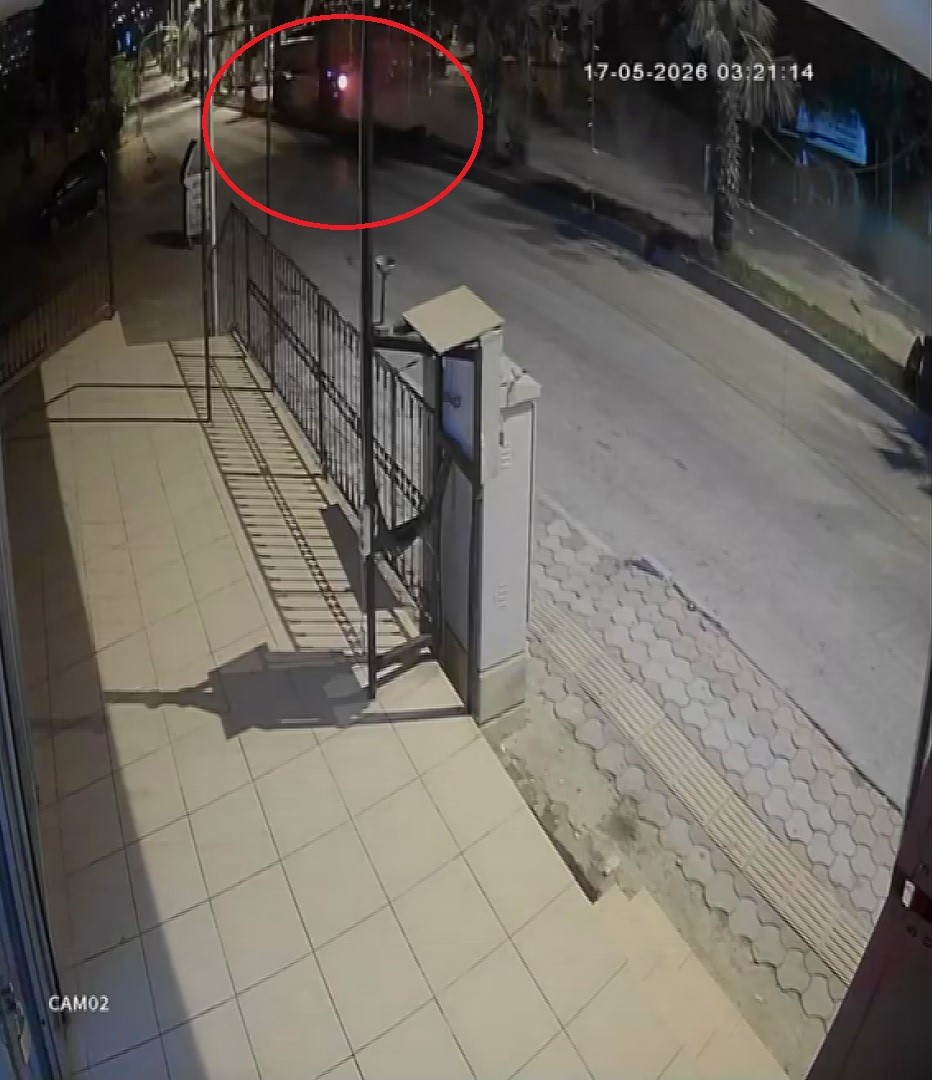 is makinesine ok gibi saplanan otomobilin genc surucusu oldu 3 kisi yaralandi 4