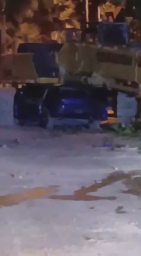 is makinesine ok gibi saplanan otomobilin genc surucusu oldu 3 kisi yaralandi 5