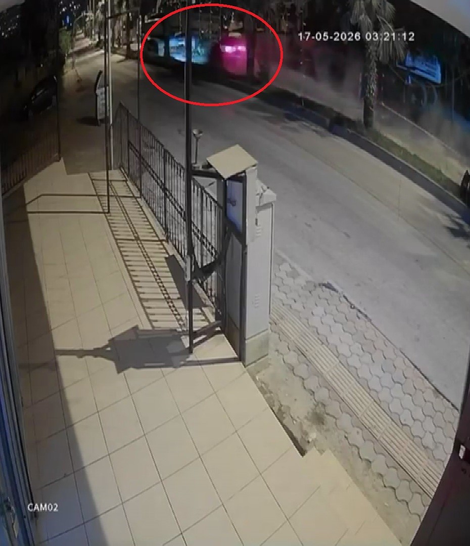 is makinesine ok gibi saplanan otomobilin genc surucusu oldu 3 kisi yaralandi 6 alizKdmi