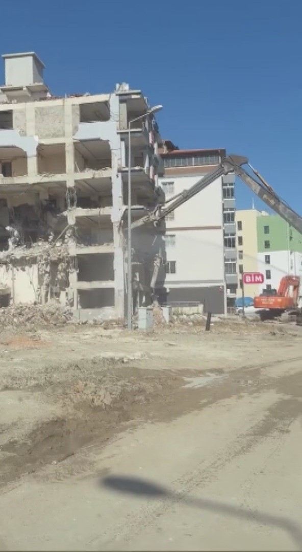 İş makinesinin darbesiyle 6 katlı bina yerle bir oldu 5 is makinesinin darbesiyle 6 katli bina yerle bir oldu 1 UqNAssFN