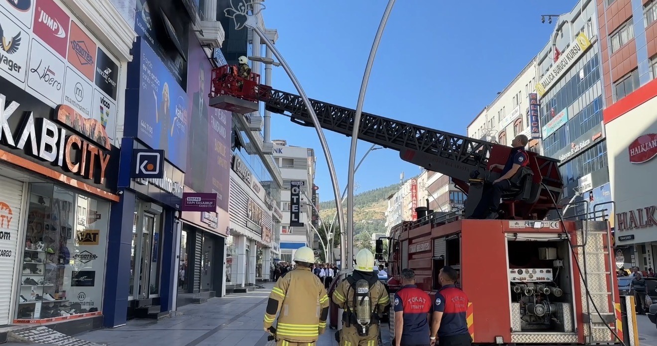 İş merkezindeki yangın büyümeden söndürüldü. 4 is merkezindeki yangin buyumeden sonduruldu 0 9kQmGFQC