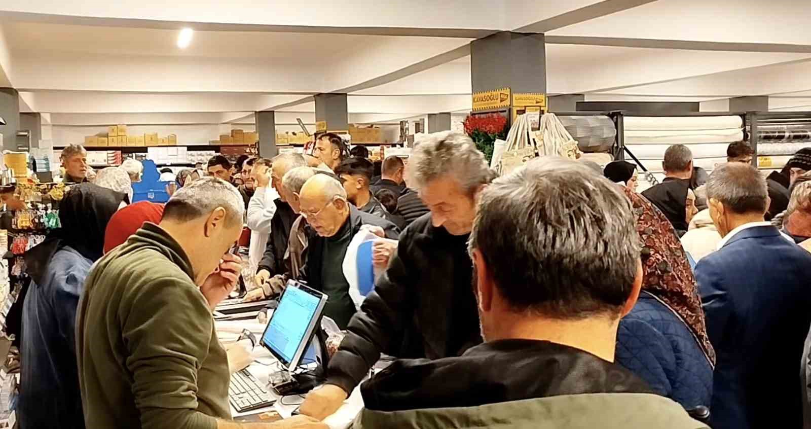 is yeri acilisinda yapilan indirim izdihama sebep oldu 1 Lg5HS8vD