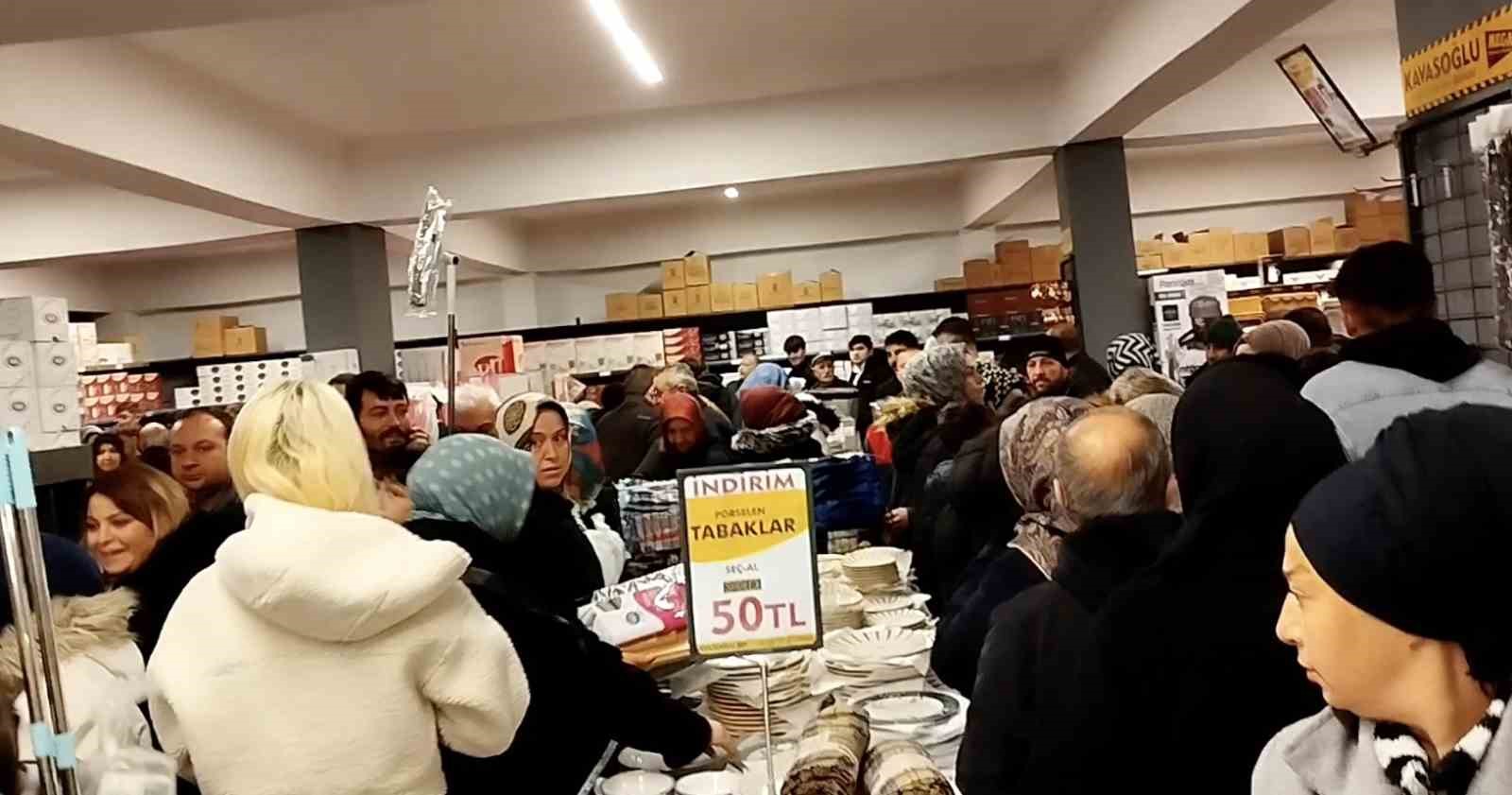 is yeri acilisinda yapilan indirim izdihama sebep oldu 3 8U3rbcOG