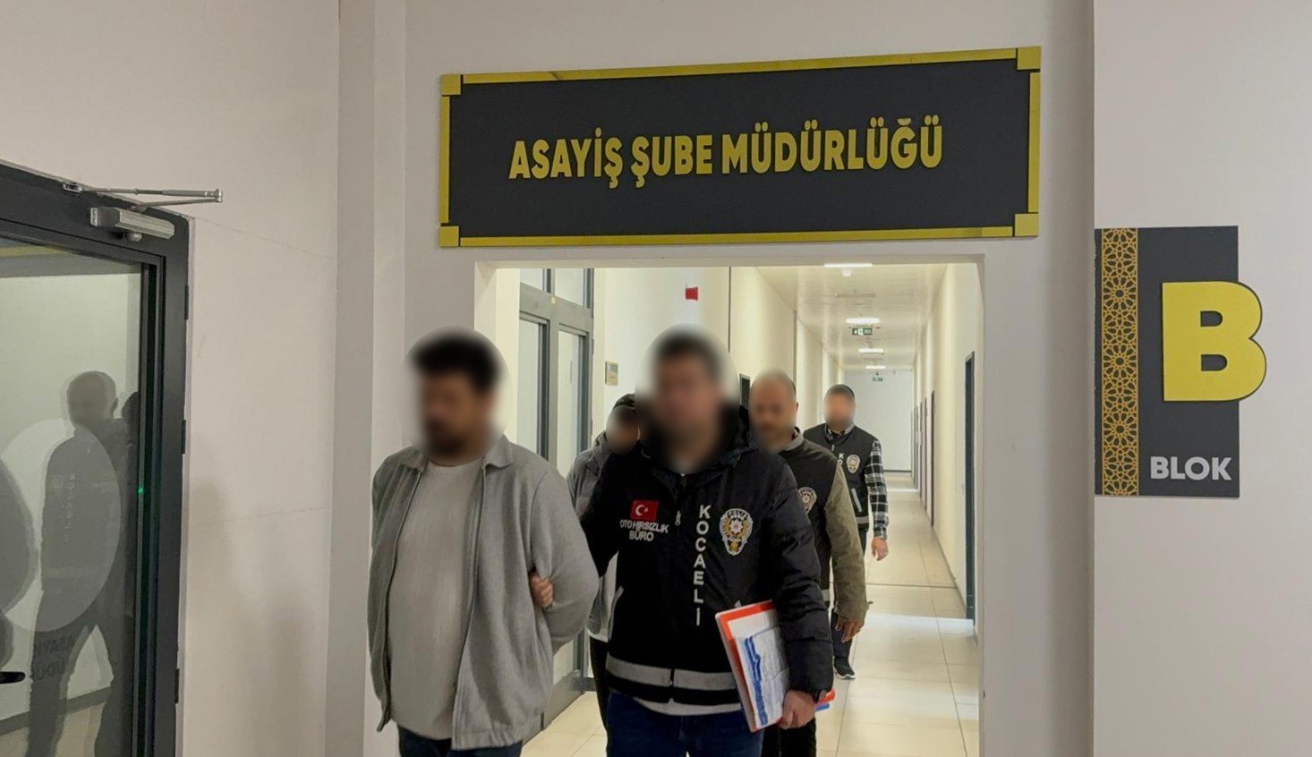 İş yeri hırsızlığı ve sahtecilik yapan 3 şüpheli tutuklandı 4 is yeri hirsizligi ve sahtecilik yapan 3 supheli tutuklandi 0 7NQWaiZ5