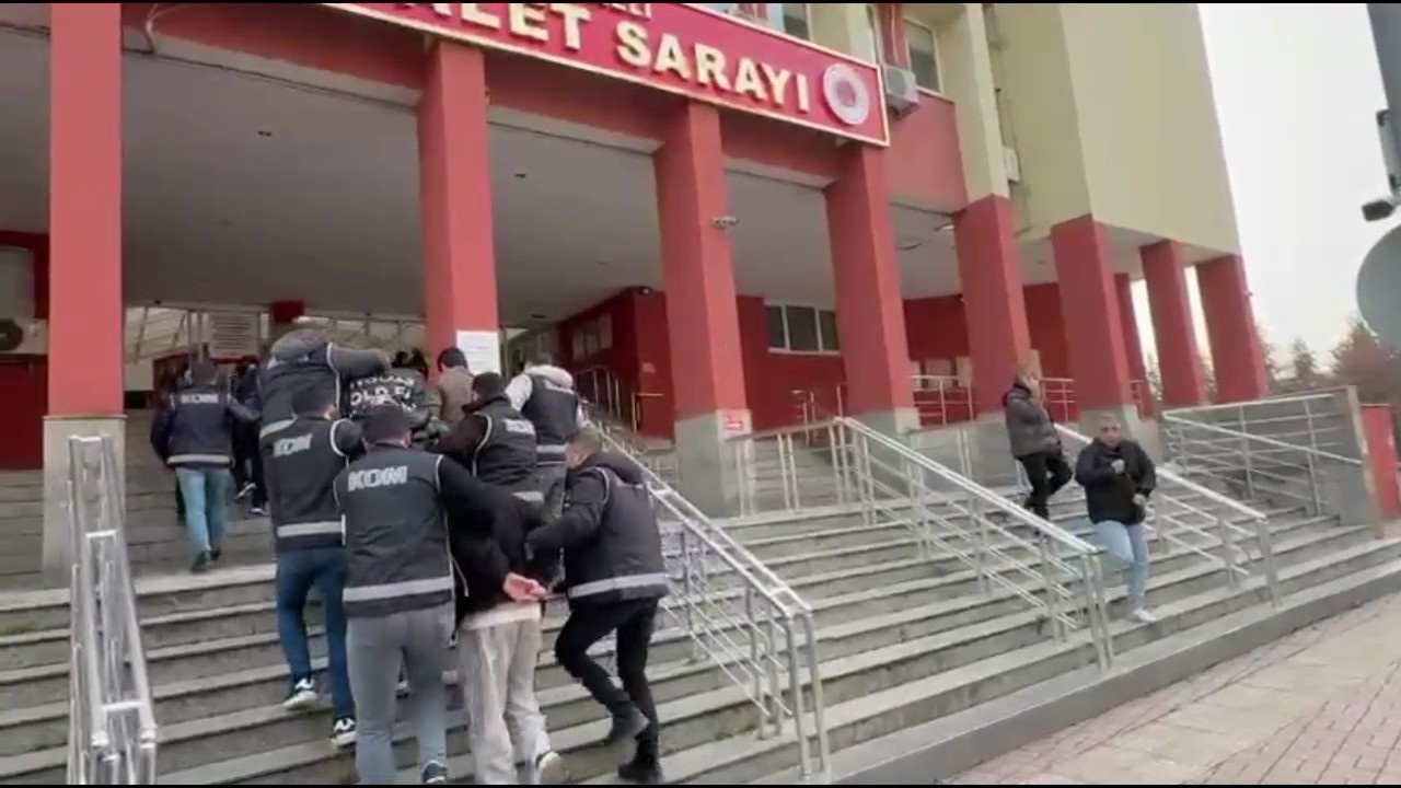is yeri sahibini olumle tehdit eden suc orgutune yonelik operasyonda 7 kisi tutuklandi 2 9AATPASA