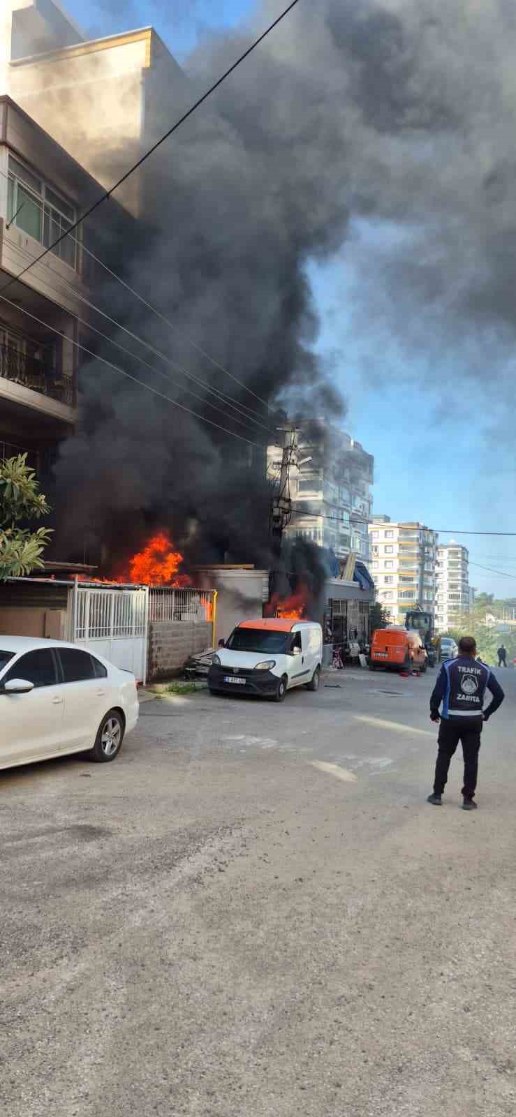 is yerinde baslayan yanginda alevler eve sicradi 5 9MYr869R