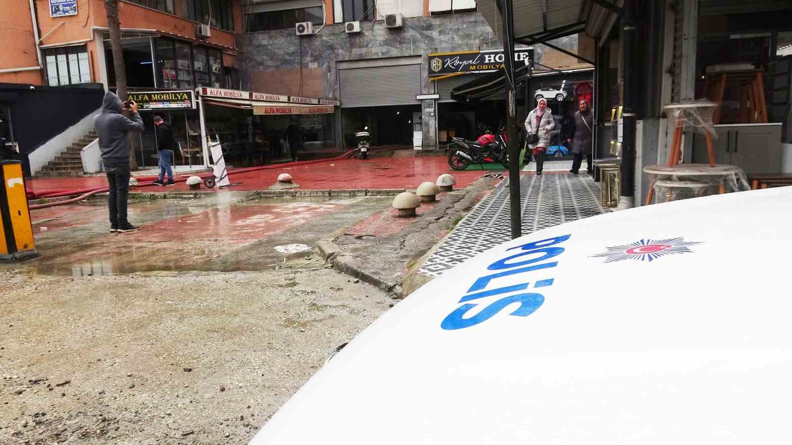 İş yerinde kanlı saldırı: Başından ve göğsünden vuruldu 7 is yerinde kanli saldiri basindan ve gogsunden vuruldu 3 tIuI7GO7