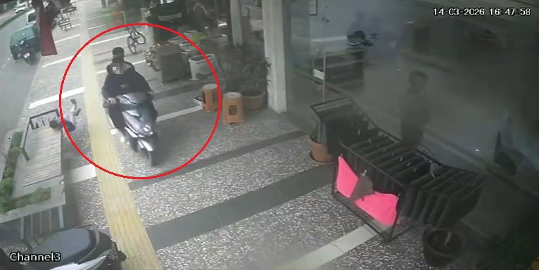 is yerinden firlayan 5 yasindaki cocugun olumden dondugu kaza anlari guvenlik kamerasina yansidi 1 nWbBNNve