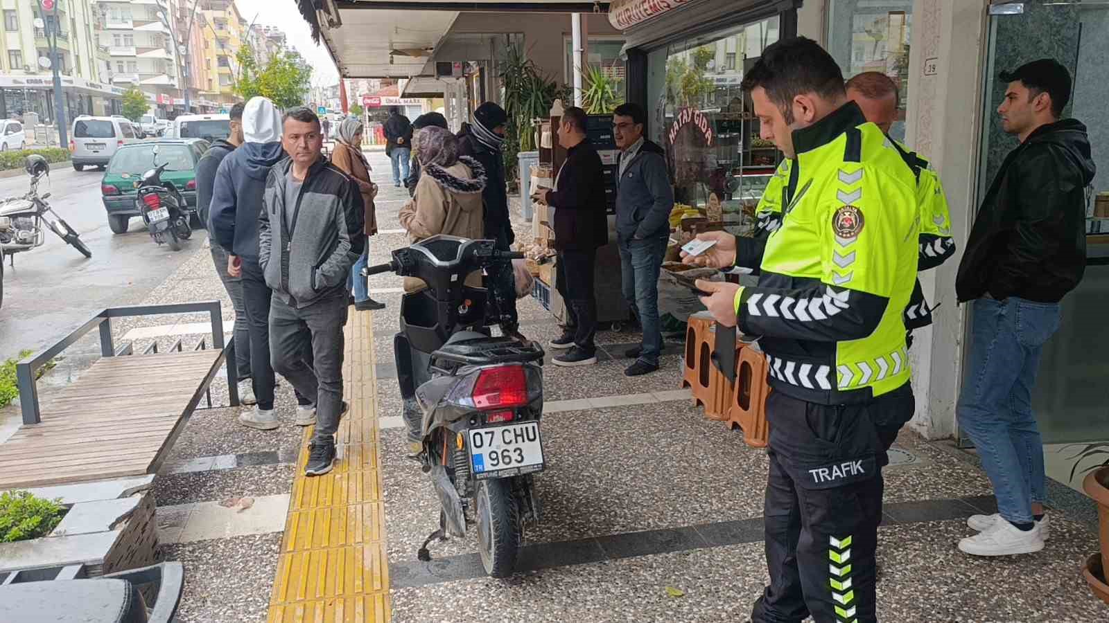 is yerinden firlayan 5 yasindaki cocugun olumden dondugu kaza anlari guvenlik kamerasina yansidi 2
