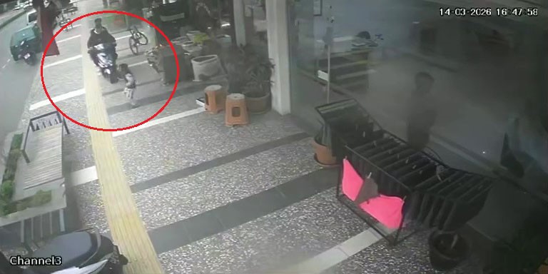 is yerinden firlayan 5 yasindaki cocugun olumden dondugu kaza anlari guvenlik kamerasina yansidi 4 eNOm9aSA