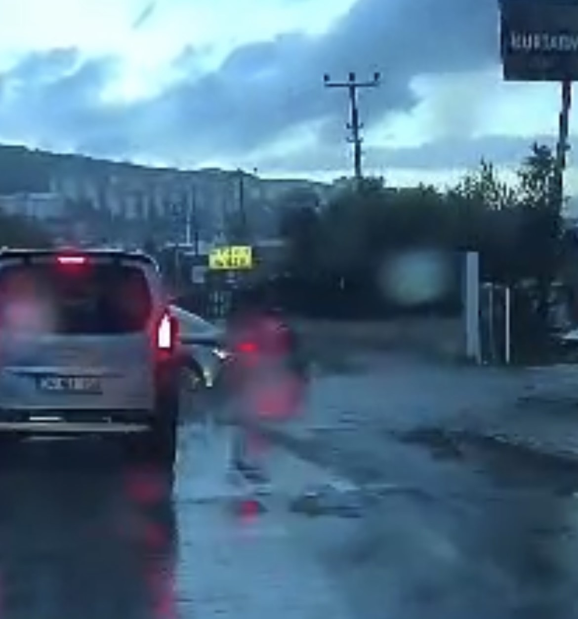 is yerine girmek isteyen otomobile motosiklet carpti 2 yarali 1 uAAtBMPT