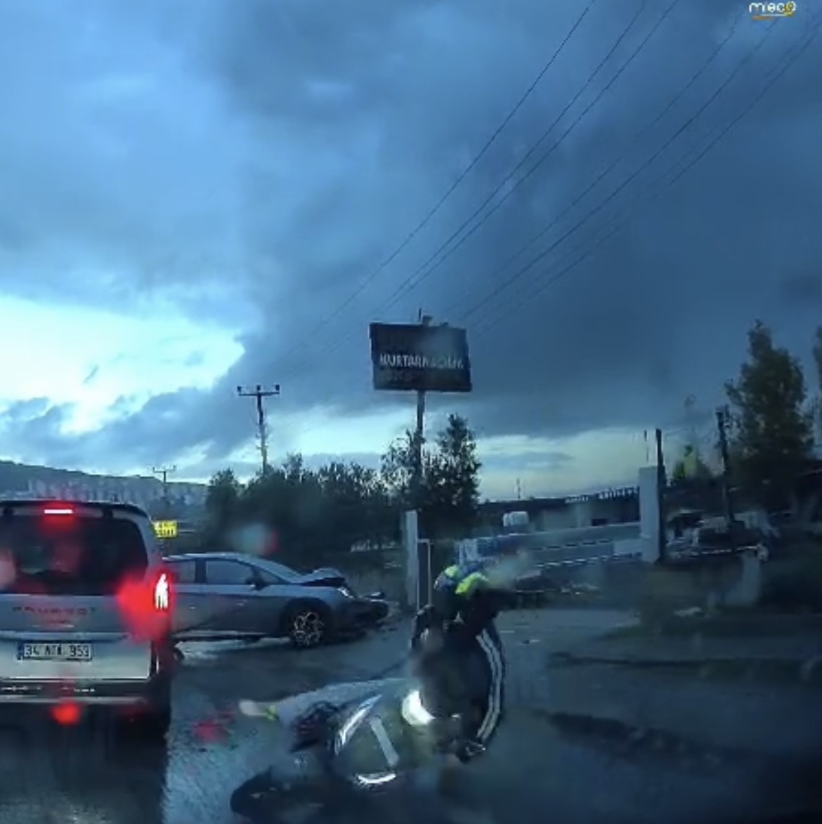 is yerine girmek isteyen otomobile motosiklet carpti 2 yarali 3