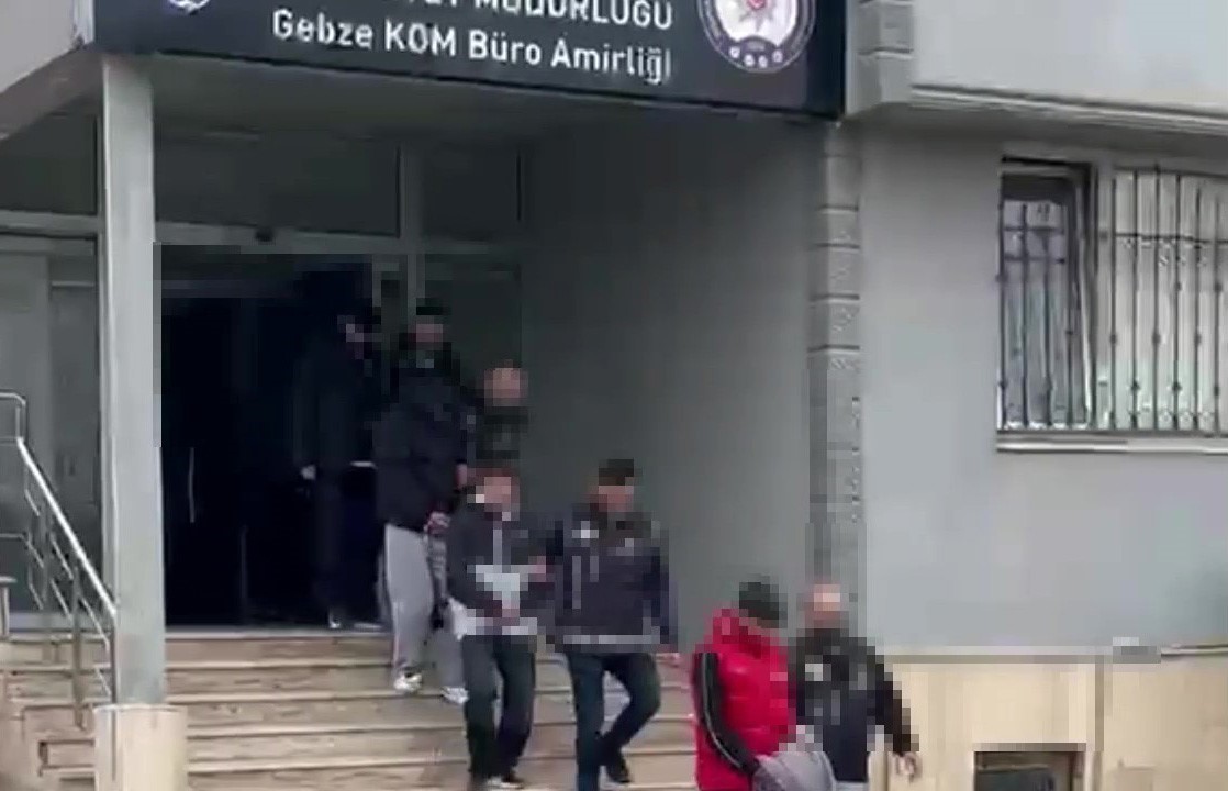 İş yerine kurşun yağdırdılar: İkametlerinde AK-47 fişeği ele geçirildi 6 is yerine kursun yagdirdilar ikametlerinde ak 47 fisegi ele gecirildi 2 CTzvZh6P