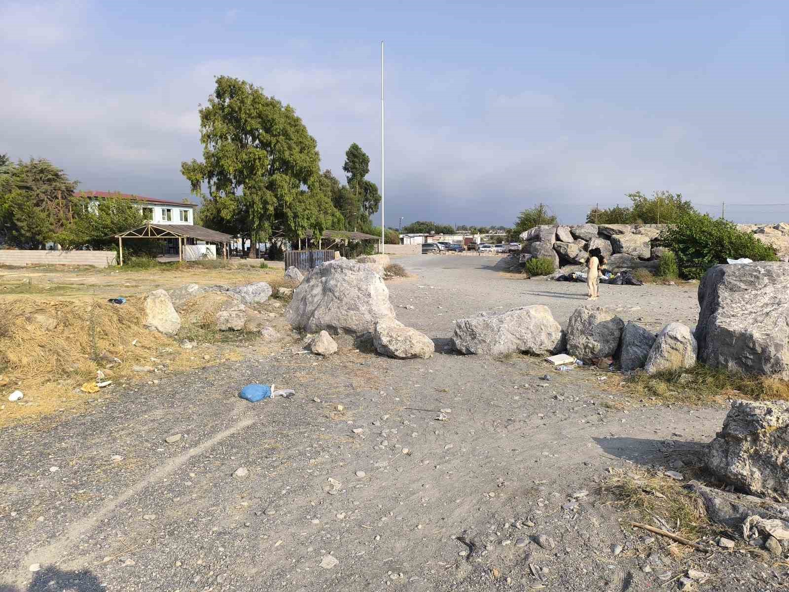 İş yerine ruhsat verilmeyince yolu kapattı: "Burada yol diye bir şey yok, burası bizim arsamızın içinde" 7 is yerine ruhsat verilmeyince yolu kapatti burada yol diye bir sey yok burasi bizim 4KFsGzZn
