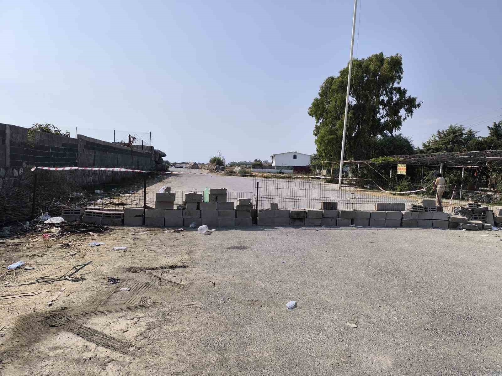 İş yerine ruhsat verilmeyince yolu kapattı: "Burada yol diye bir şey yok, burası bizim arsamızın içinde" 5 is yerine ruhsat verilmeyince yolu kapatti burada yol diye bir sey yok burasi bizim Qh78gbXu
