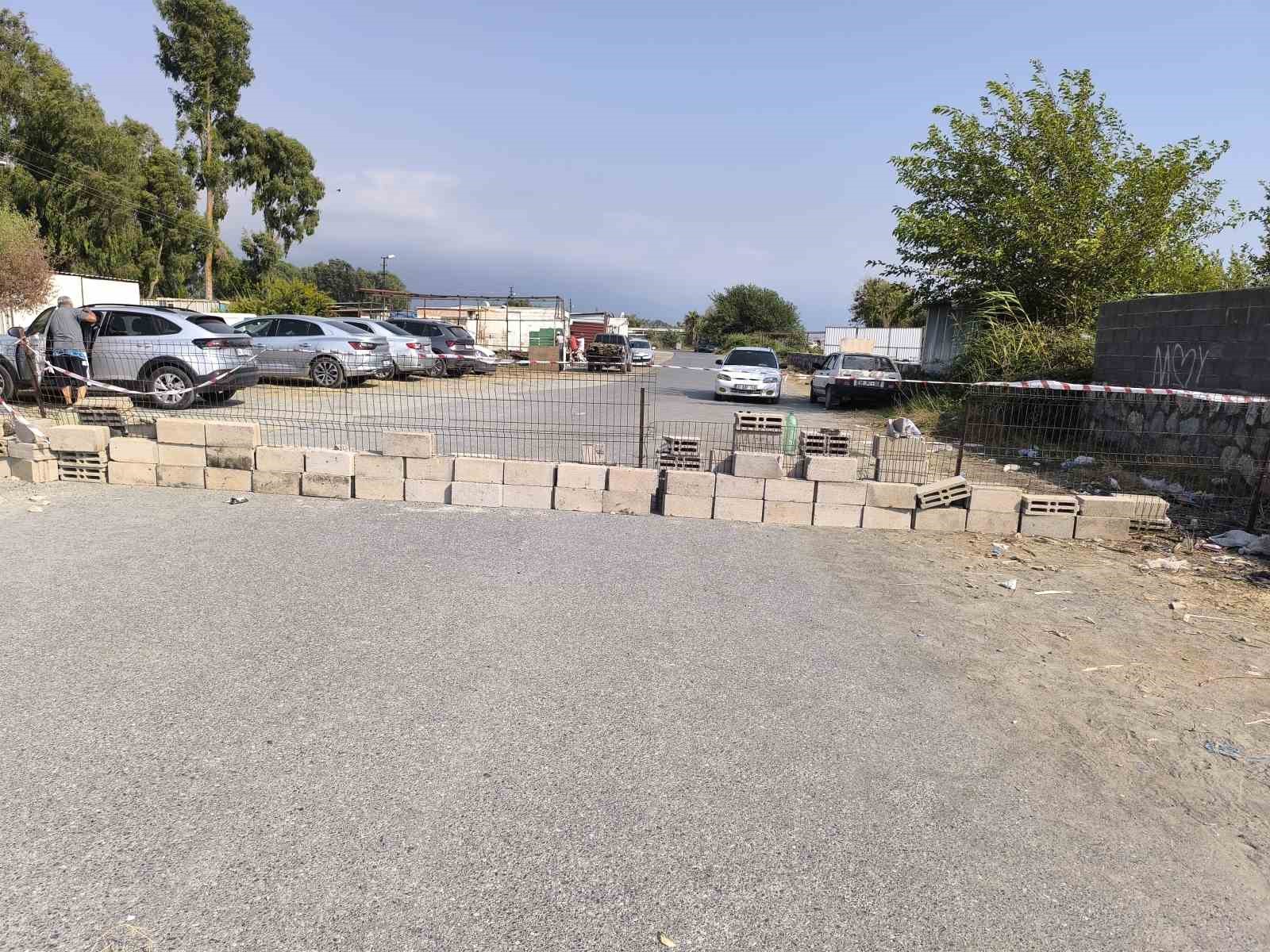 İş yerine ruhsat verilmeyince yolu kapattı: "Burada yol diye bir şey yok, burası bizim arsamızın içinde" 4 is yerine ruhsat verilmeyince yolu kapatti burada yol diye bir sey yok burasi bizim vGuBqfar
