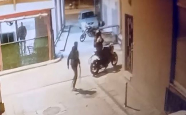 is yerini kursunlayan saldirganlarin kendilerini kayda aldiklari anlar guvenlik kamerasina yansidi 1