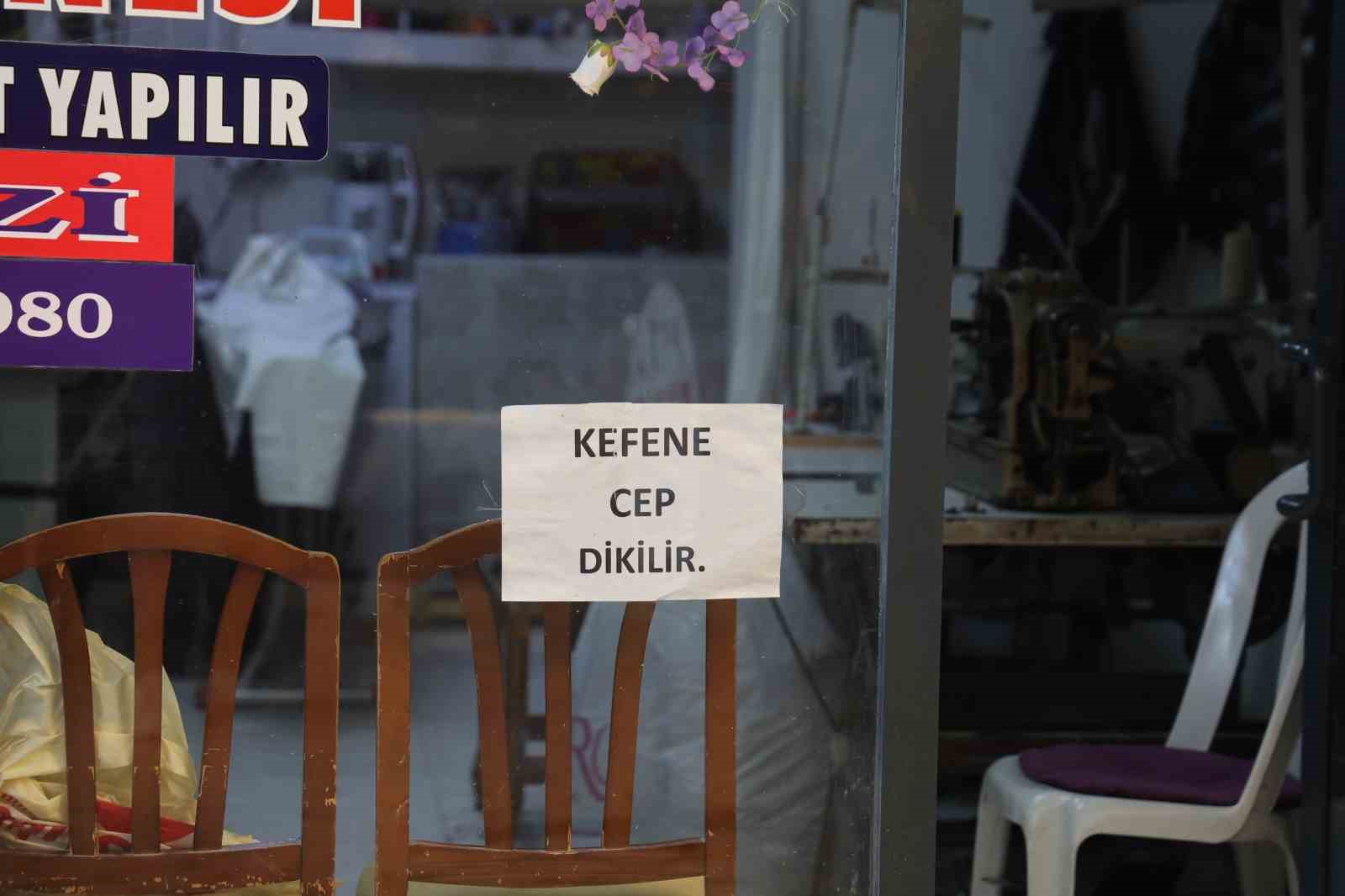 İş yerinin camına astığı "Kefene cep dikilir" yazısıyla ilgi odağı olan esnaf, yazıyı cimrilerin inadına kaldırmıyor 9 is yerinin camina astigi kefene cep dikilir yazisiyla ilgi odagi olan esnaf yaziyi cimrilerin Bu8HfwMy