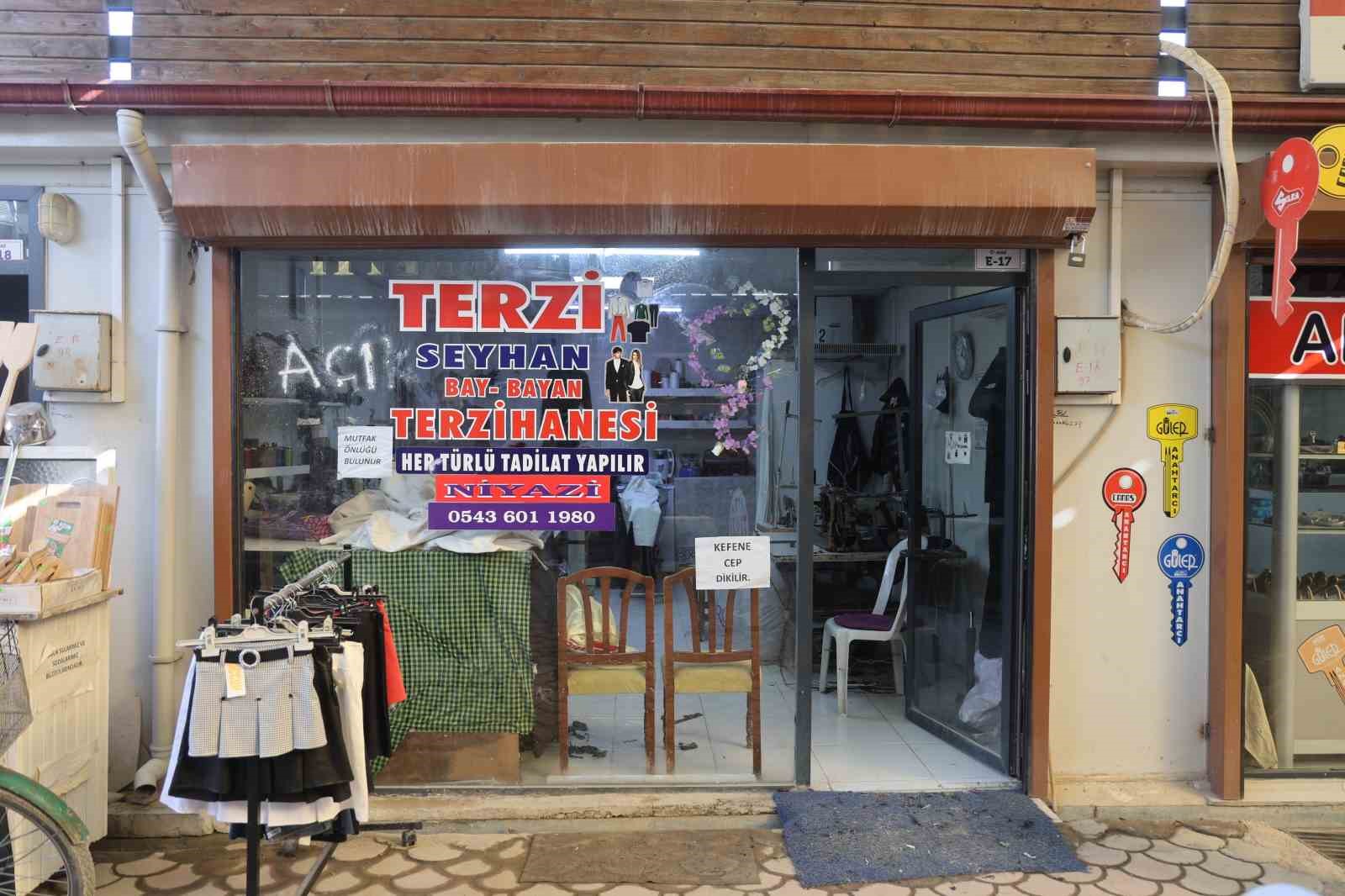 İş yerinin camına astığı "Kefene cep dikilir" yazısıyla ilgi odağı olan esnaf, yazıyı cimrilerin inadına kaldırmıyor 8 is yerinin camina astigi kefene cep dikilir yazisiyla ilgi odagi olan esnaf yaziyi cimrilerin WLlMLRFs