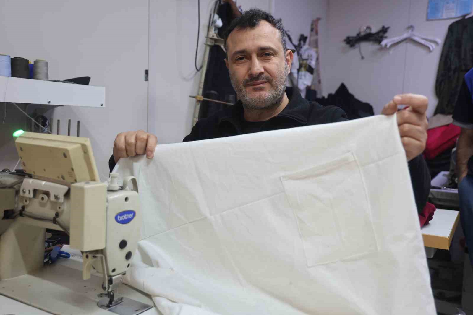 İş yerinin camına astığı "Kefene cep dikilir" yazısıyla ilgi odağı olan esnaf, yazıyı cimrilerin inadına kaldırmıyor 5 is yerinin camina astigi kefene cep dikilir yazisiyla ilgi odagi olan esnaf yaziyi cimrilerin bJ6UHZJL