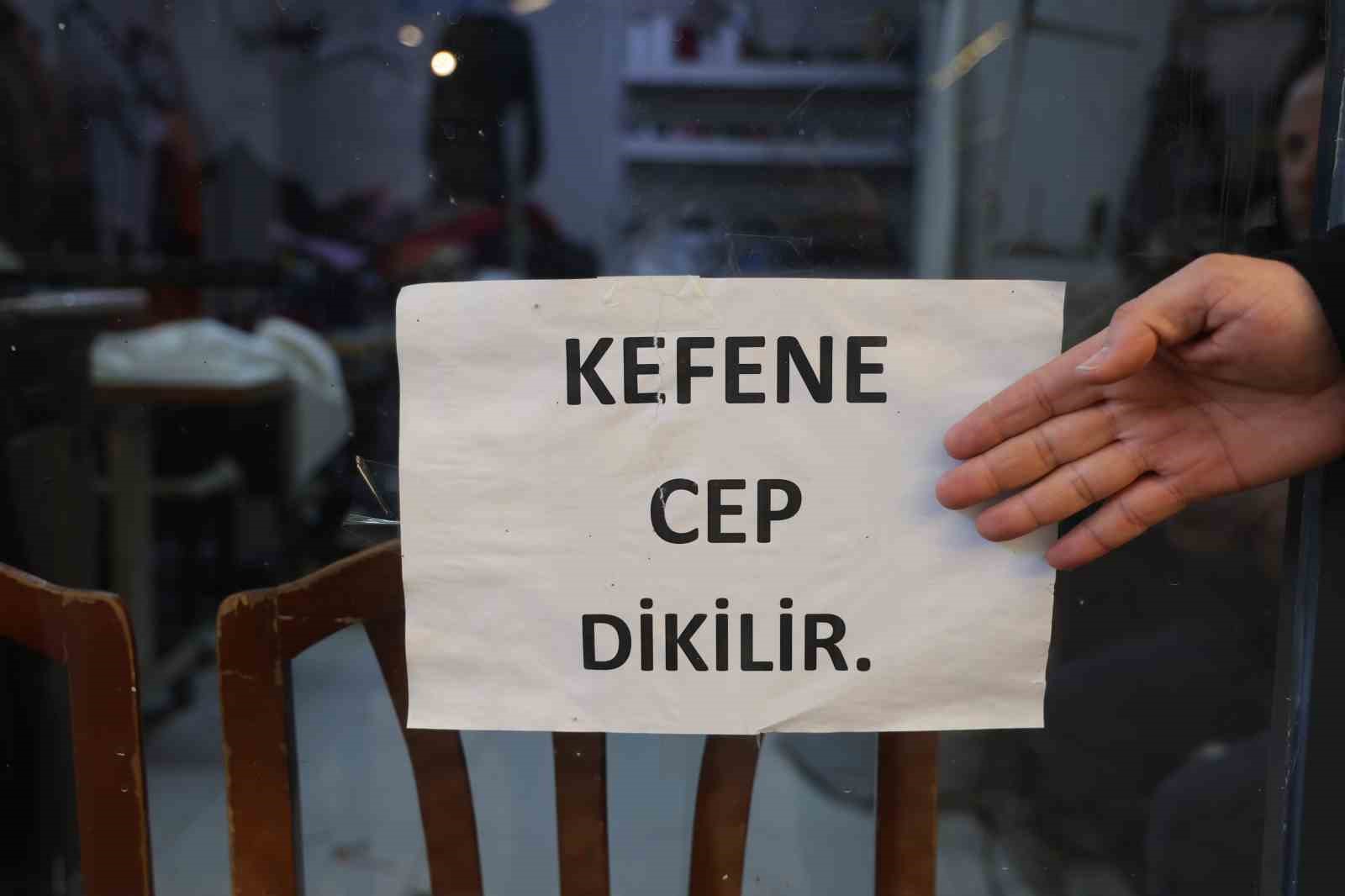İş yerinin camına astığı "Kefene cep dikilir" yazısıyla ilgi odağı olan esnaf, yazıyı cimrilerin inadına kaldırmıyor 6 is yerinin camina astigi kefene cep dikilir yazisiyla ilgi odagi olan esnaf yaziyi cimrilerin bqpalwjI