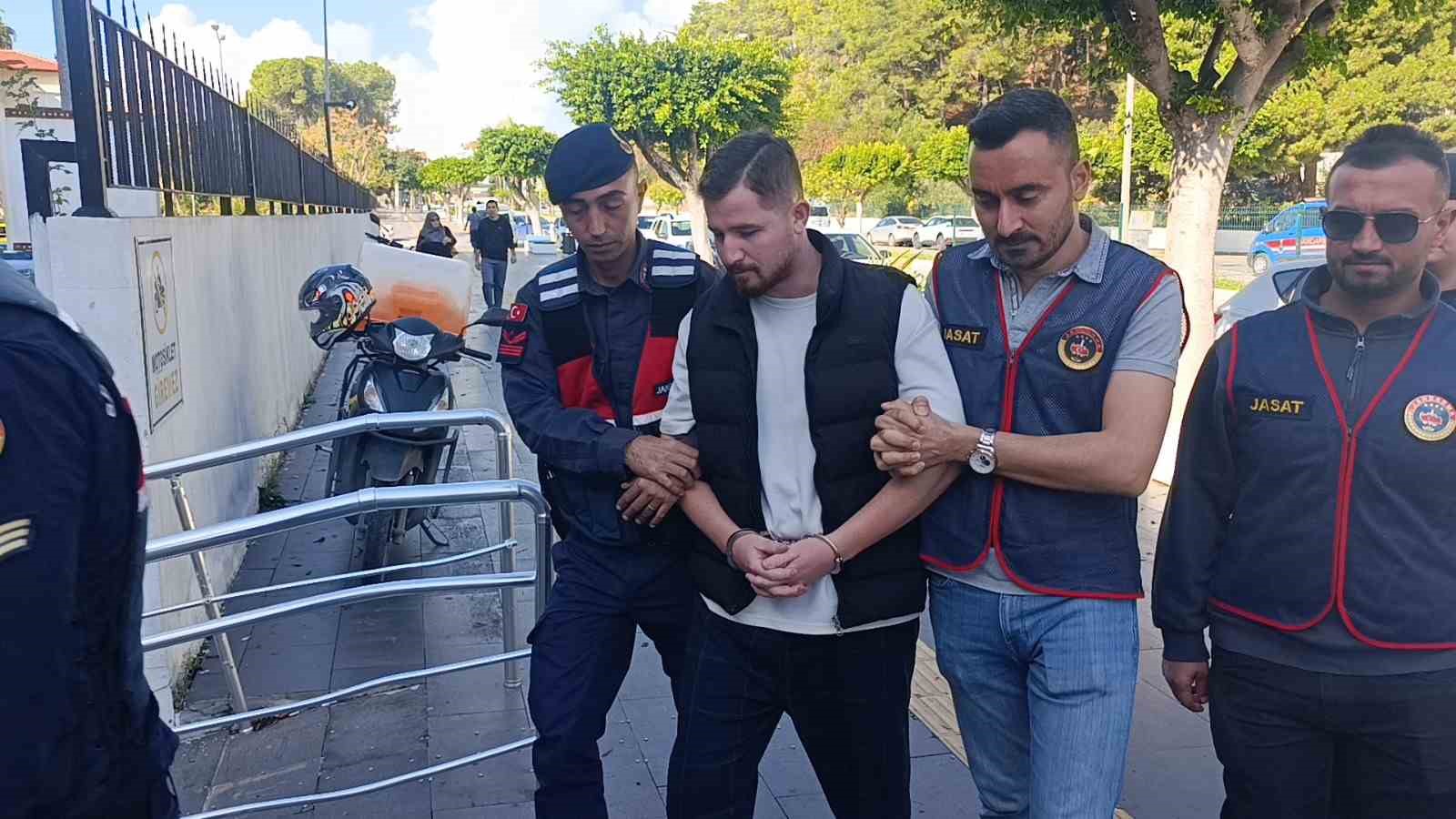 is yerinin kasasindan 1 milyon tl degerinde doviz calan hirsiz eski calisani cikti 1 fbUbH5YP
