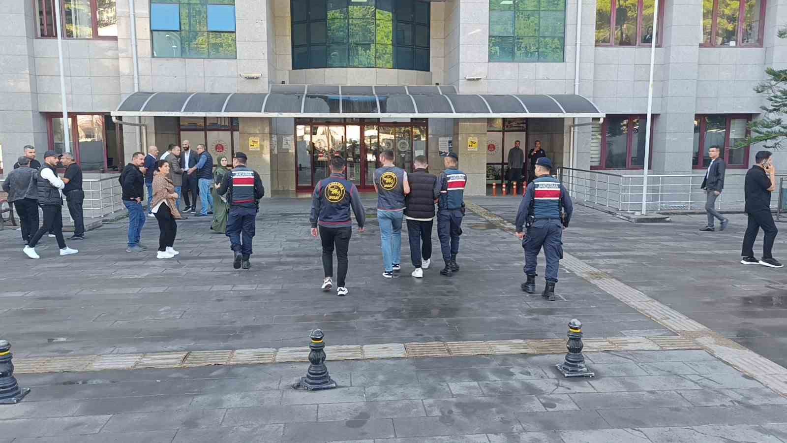 is yerinin kasasindan 1 milyon tl degerinde doviz calan hirsiz eski calisani cikti 5 Y2X4KGEV