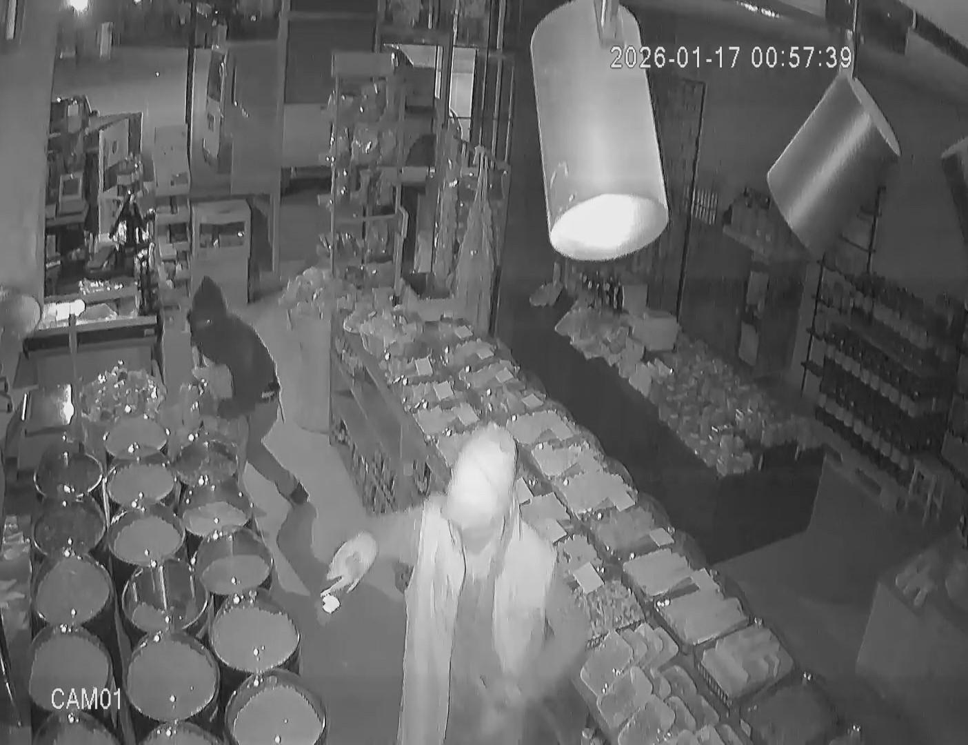 İş yerlerine giren hırsızlar ne bulduysa çaldı: 2 şüpheli tutuklandı 4 is yerlerine giren hirsizlar ne bulduysa caldi 2 supheli tutuklandi 0