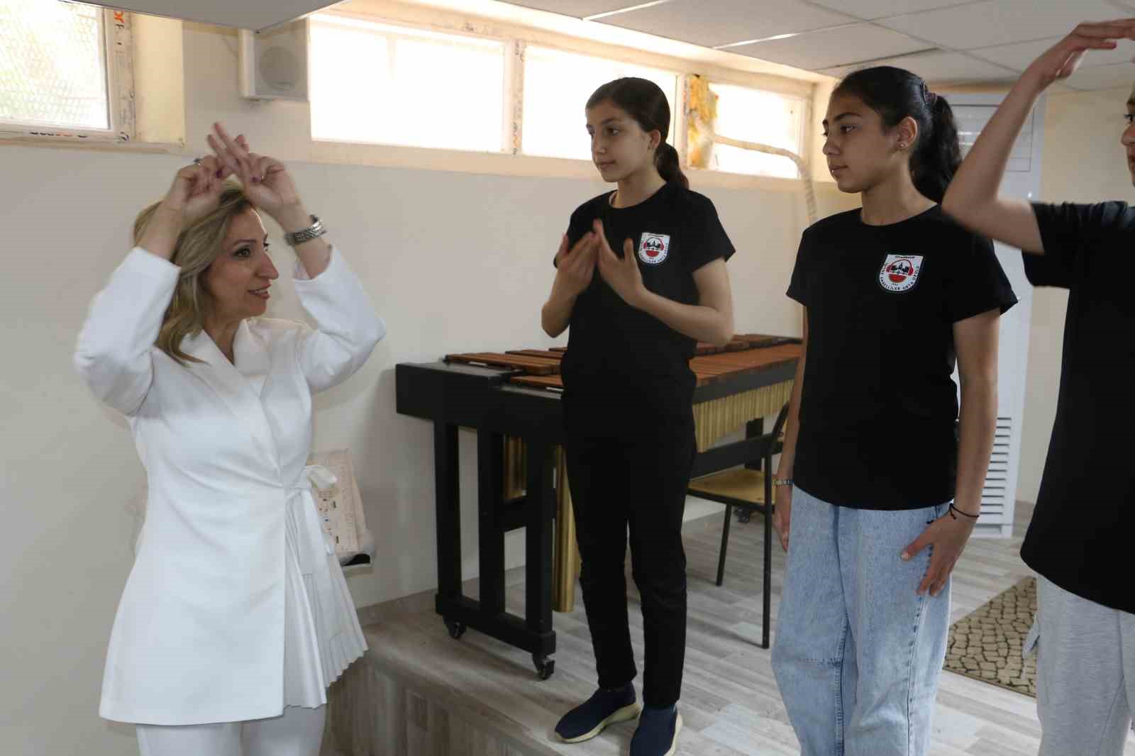 isaret diliyle yurekten beste sizi ruhumla duyabilirim 0 iipT1caj
