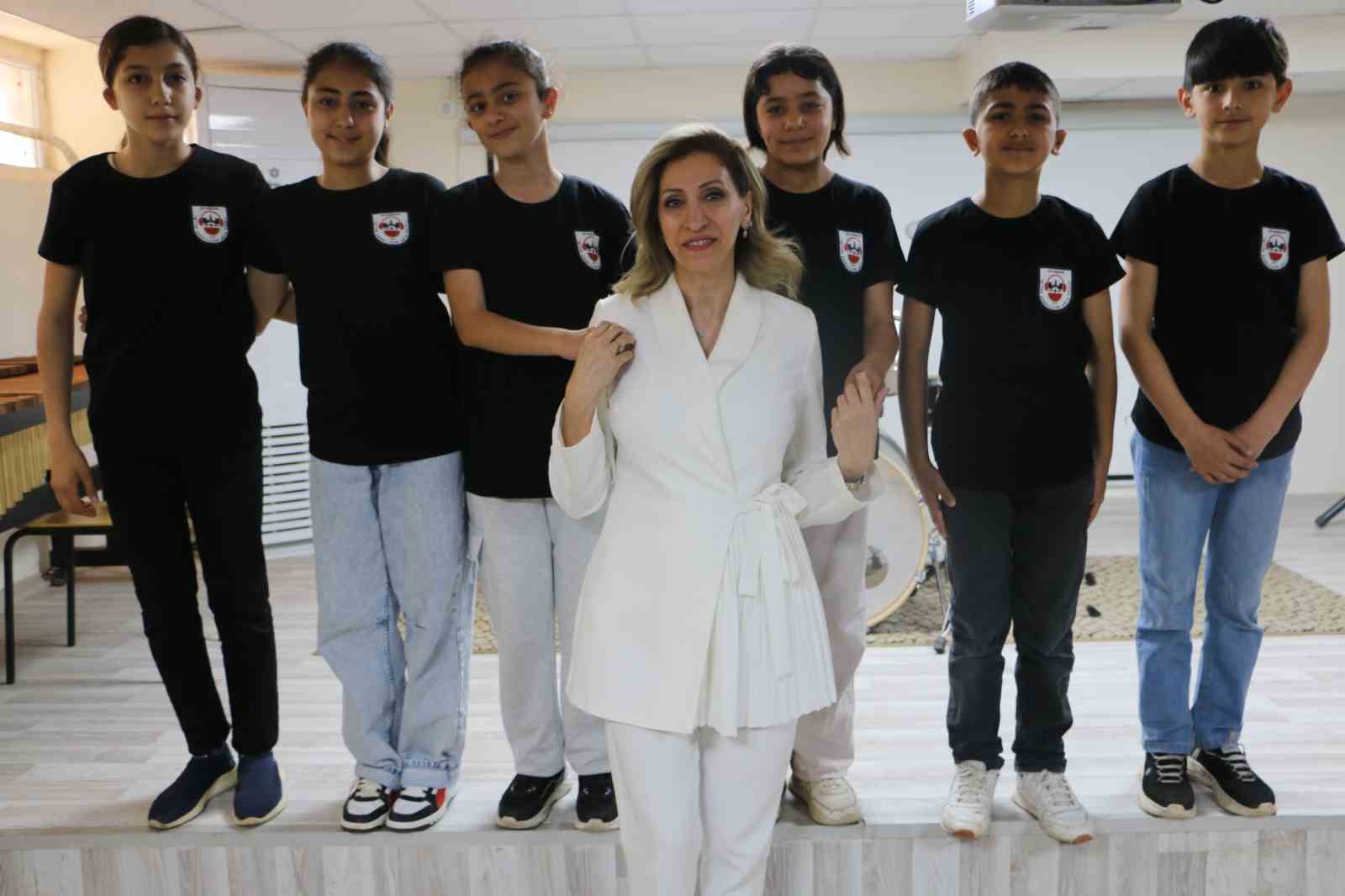isaret diliyle yurekten beste sizi ruhumla duyabilirim 6 H8vYH1Xb