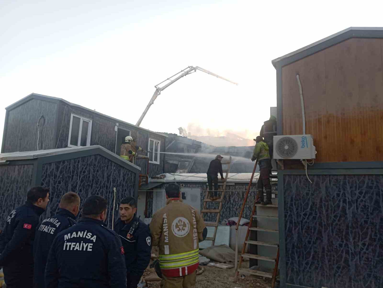 İşçi konteynerinde çıkan yangın kontrol altına alındı 4 isci konteynerinde cikan yangin kontrol altina alindi 0 8IARIiF5