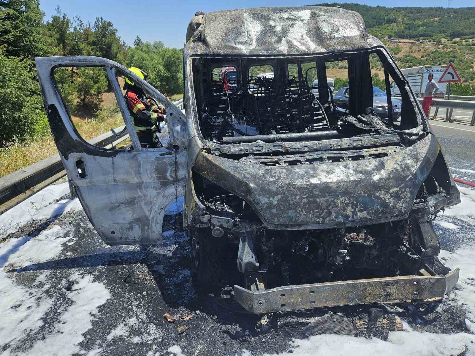 İşçi servisi alev aldı, faciaya ramak kaldı 4 isci servisi alev aldi faciaya ramak kaldi 0 yY95m84N