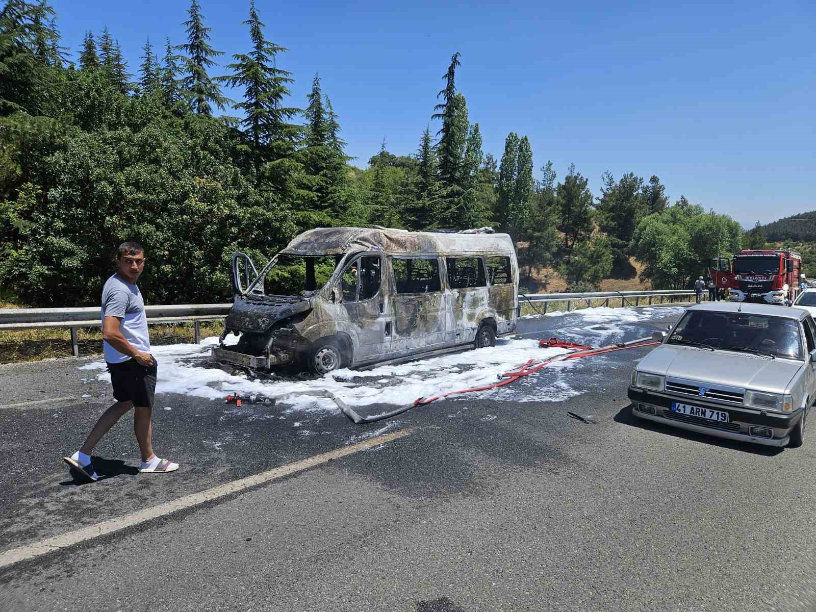 İşçi servisi alev aldı, faciaya ramak kaldı 6 isci servisi alev aldi faciaya ramak kaldi 2 iQf3CIXc