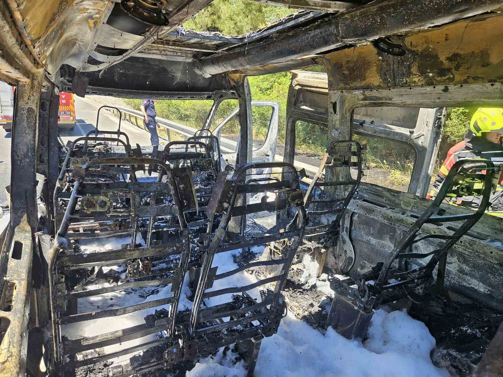 İşçi servisi alev aldı, faciaya ramak kaldı 7 isci servisi alev aldi faciaya ramak kaldi 3