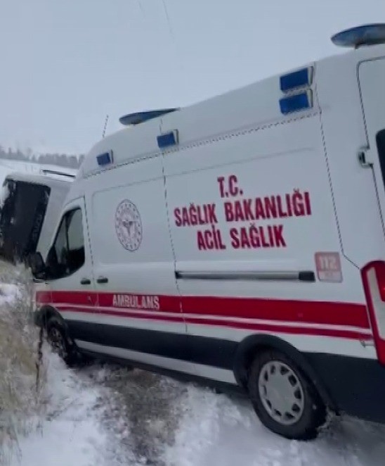 isci servisi devrildi yardima giden ambulans kara saplandi 2 RmCjfGiD