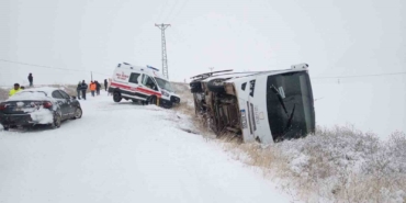 isci-servisi-devrildi-yardima-giden-ambulans-kara-saplandi-GNByynXr.jpg