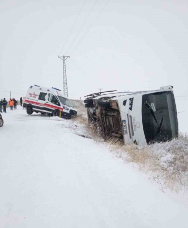 isci-servisi-devrildi-yardima-giden-ambulans-kara-saplandi-GNByynXr.jpg