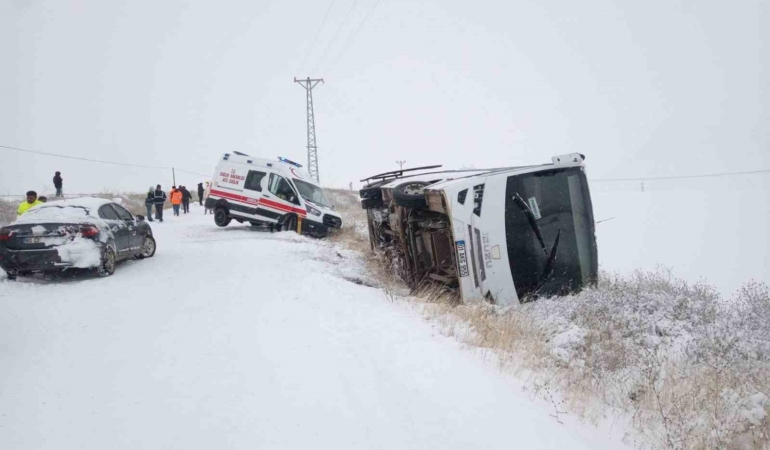 isci-servisi-devrildi-yardima-giden-ambulans-kara-saplandi-GNByynXr.jpg