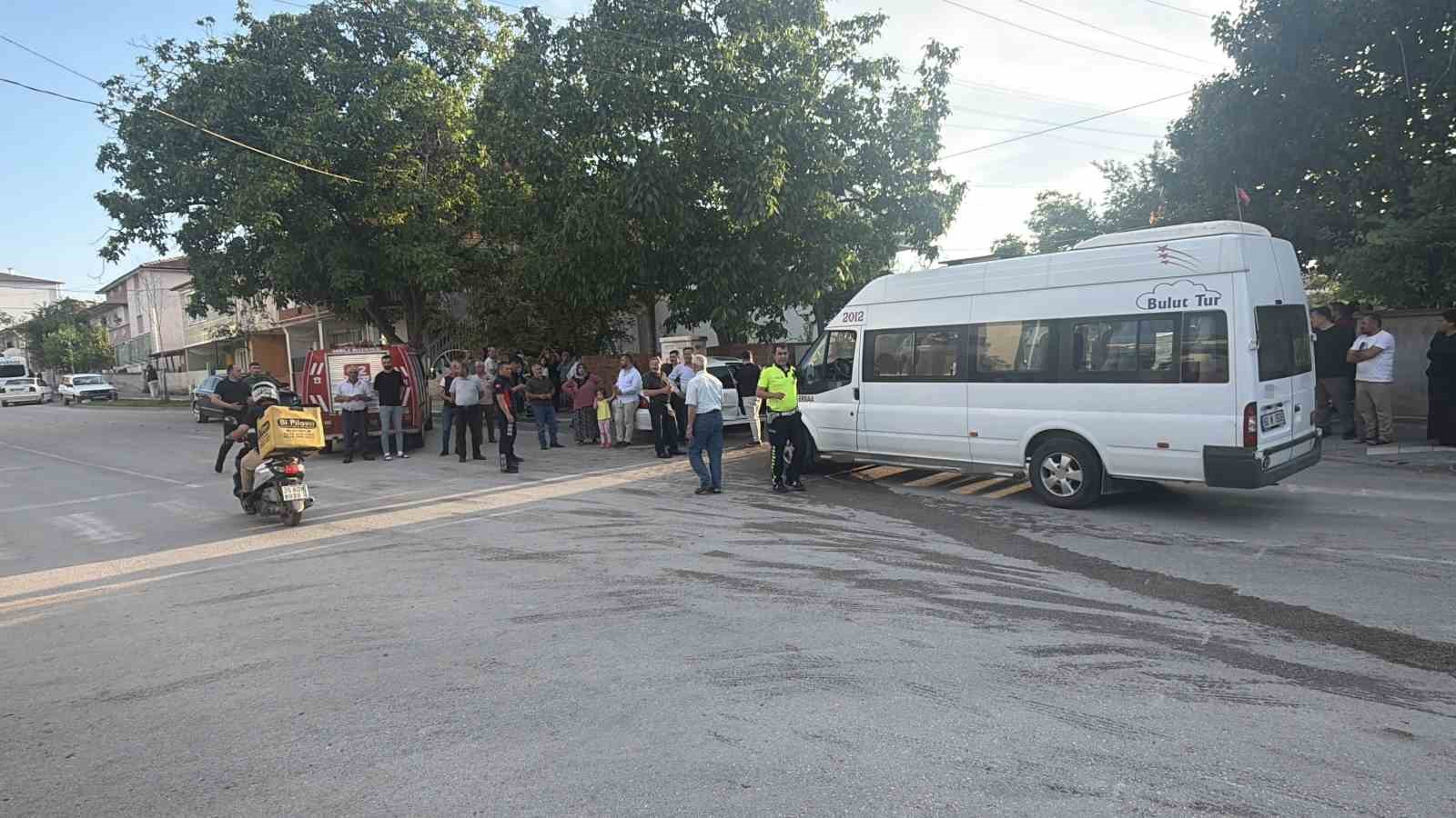 İşçi servisi ile otomobil çarpıştı: 5 yaralı 4 isci servisi ile otomobil carpisti 5 yarali 0 6TvH8vks
