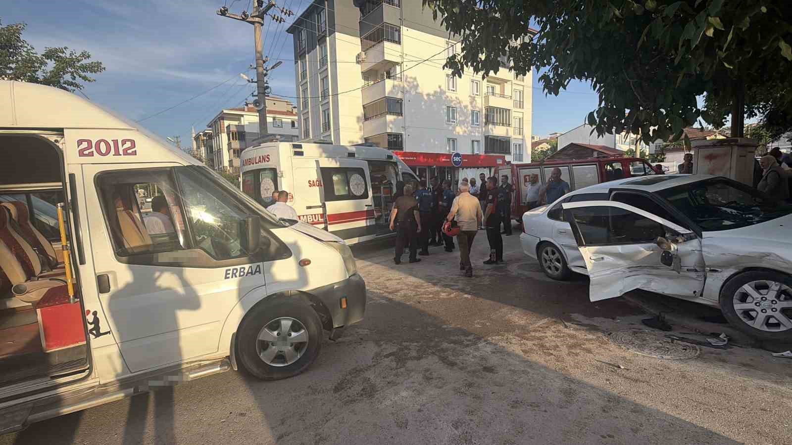 İşçi servisi ile otomobil çarpıştı: 5 yaralı 5 isci servisi ile otomobil carpisti 5 yarali 1 IFKEMXmb