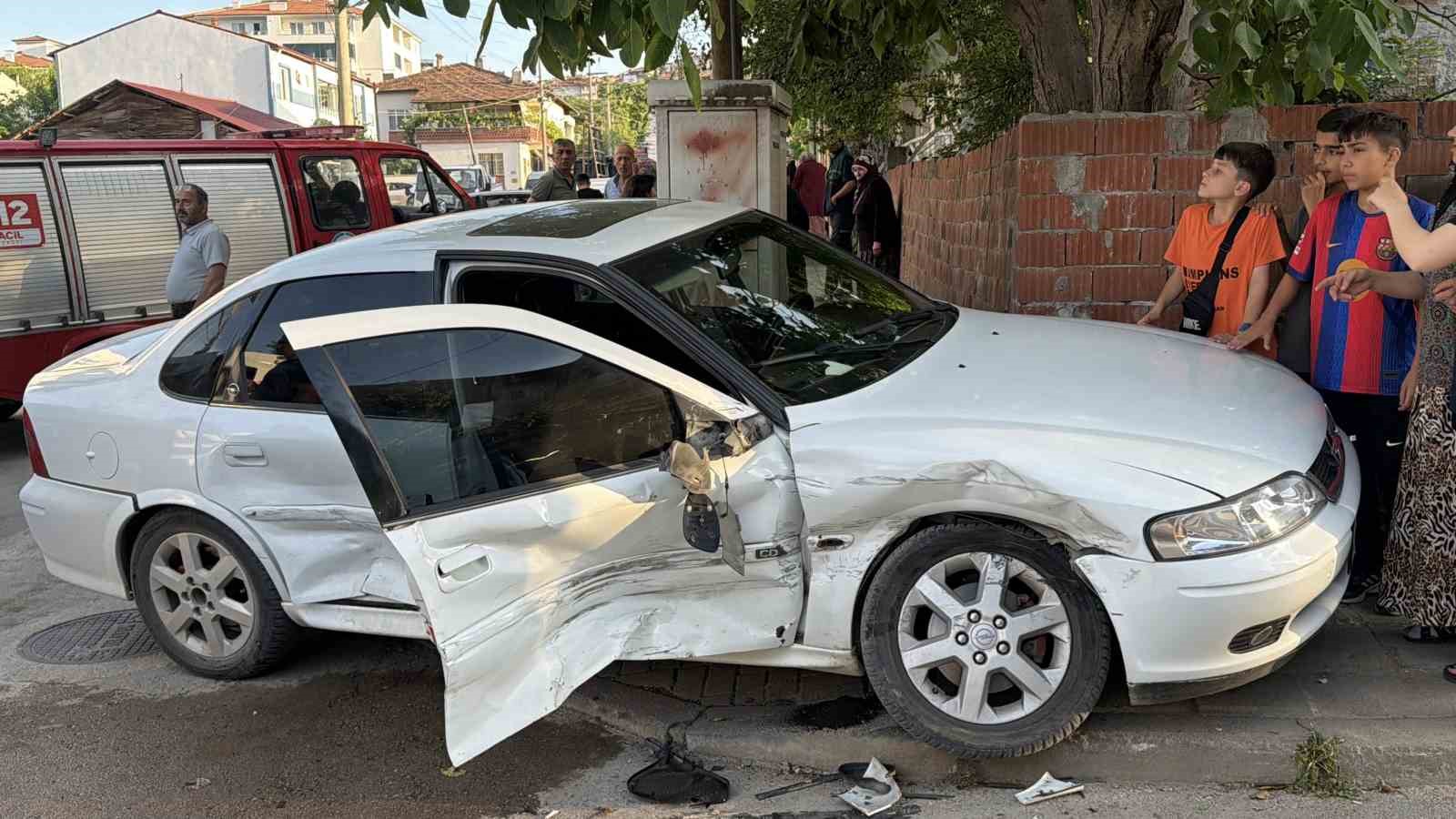 İşçi servisi ile otomobil çarpıştı: 5 yaralı 6 isci servisi ile otomobil carpisti 5 yarali 2 SvMIXE9l
