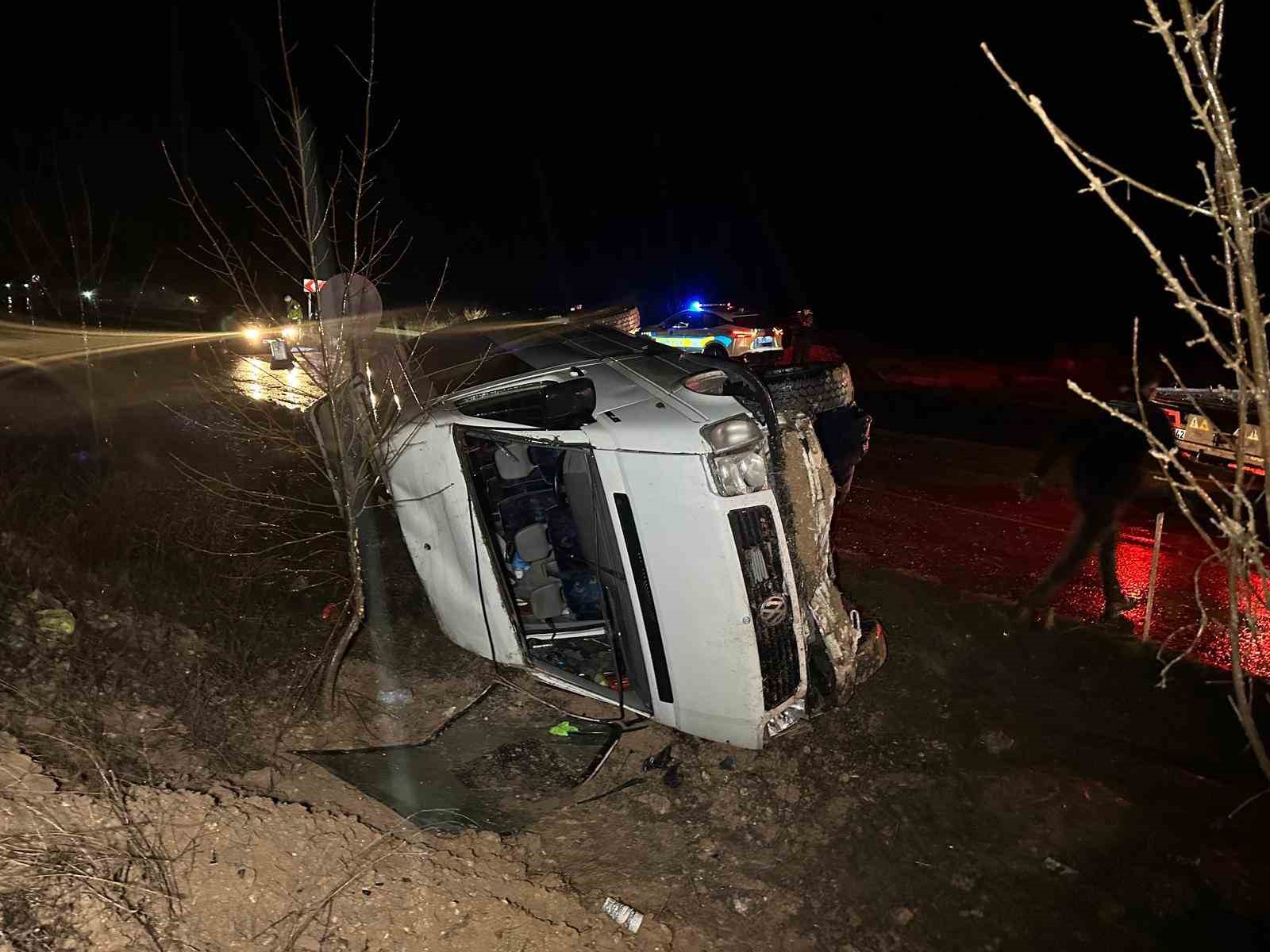 isci servisi sarampole devrildi 17 yarali 3 WOjAOAK8