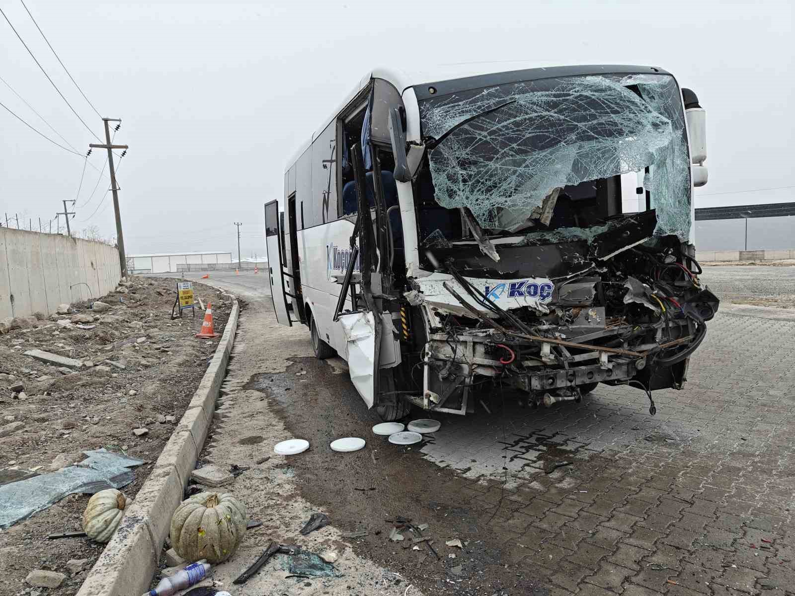 isci servisi tir dorsesine arkadan carpti 22 yarali 0 6vneHwEU