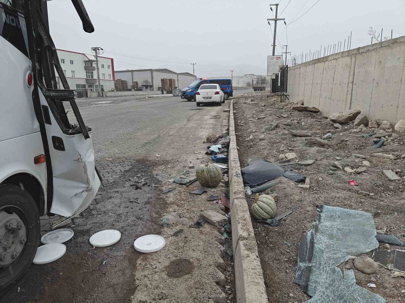 isci servisi tir dorsesine arkadan carpti 22 yarali 1 EDX5MQfd