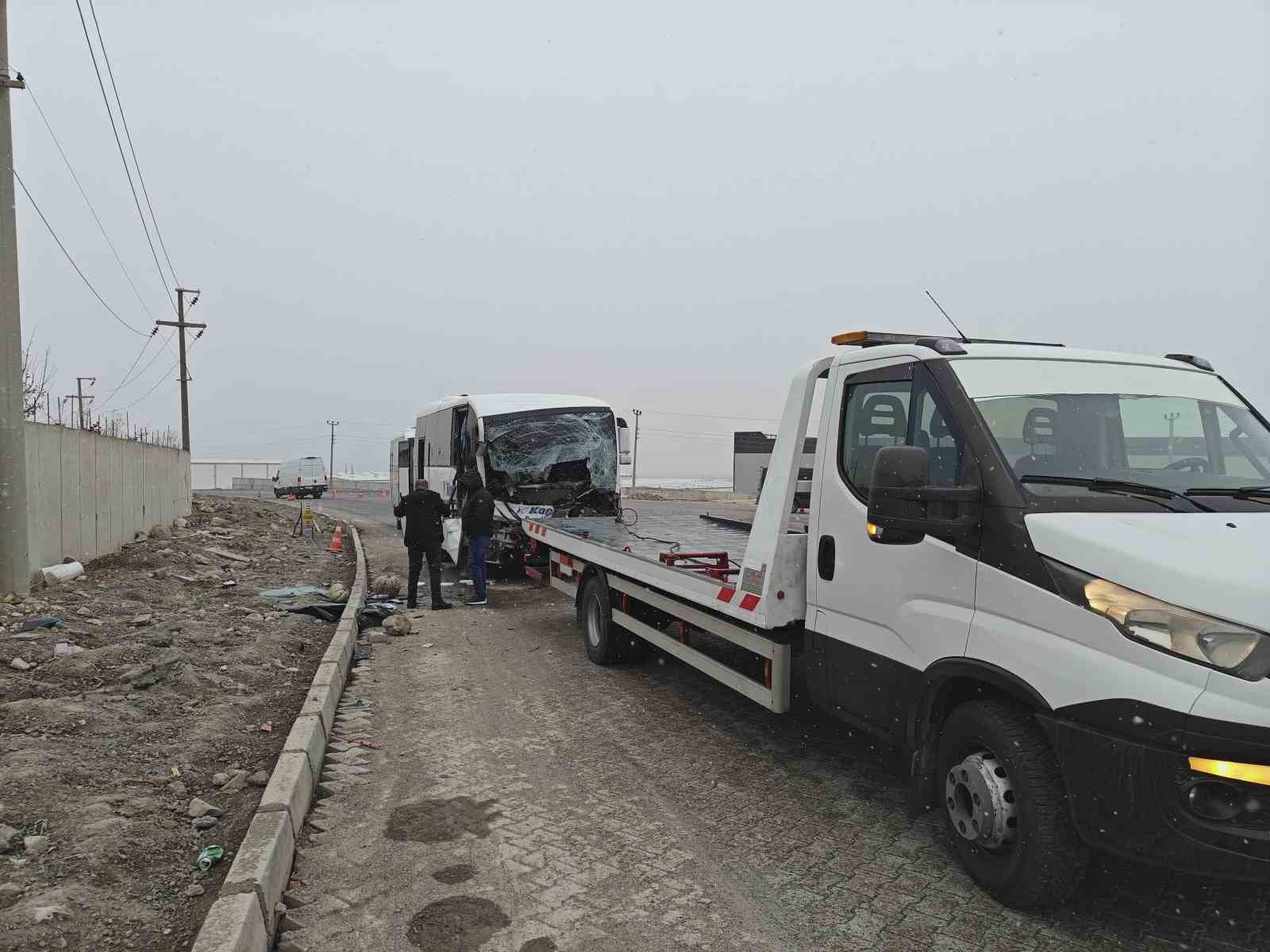 isci servisi tir dorsesine arkadan carpti 22 yarali 2 VBqwLtGp