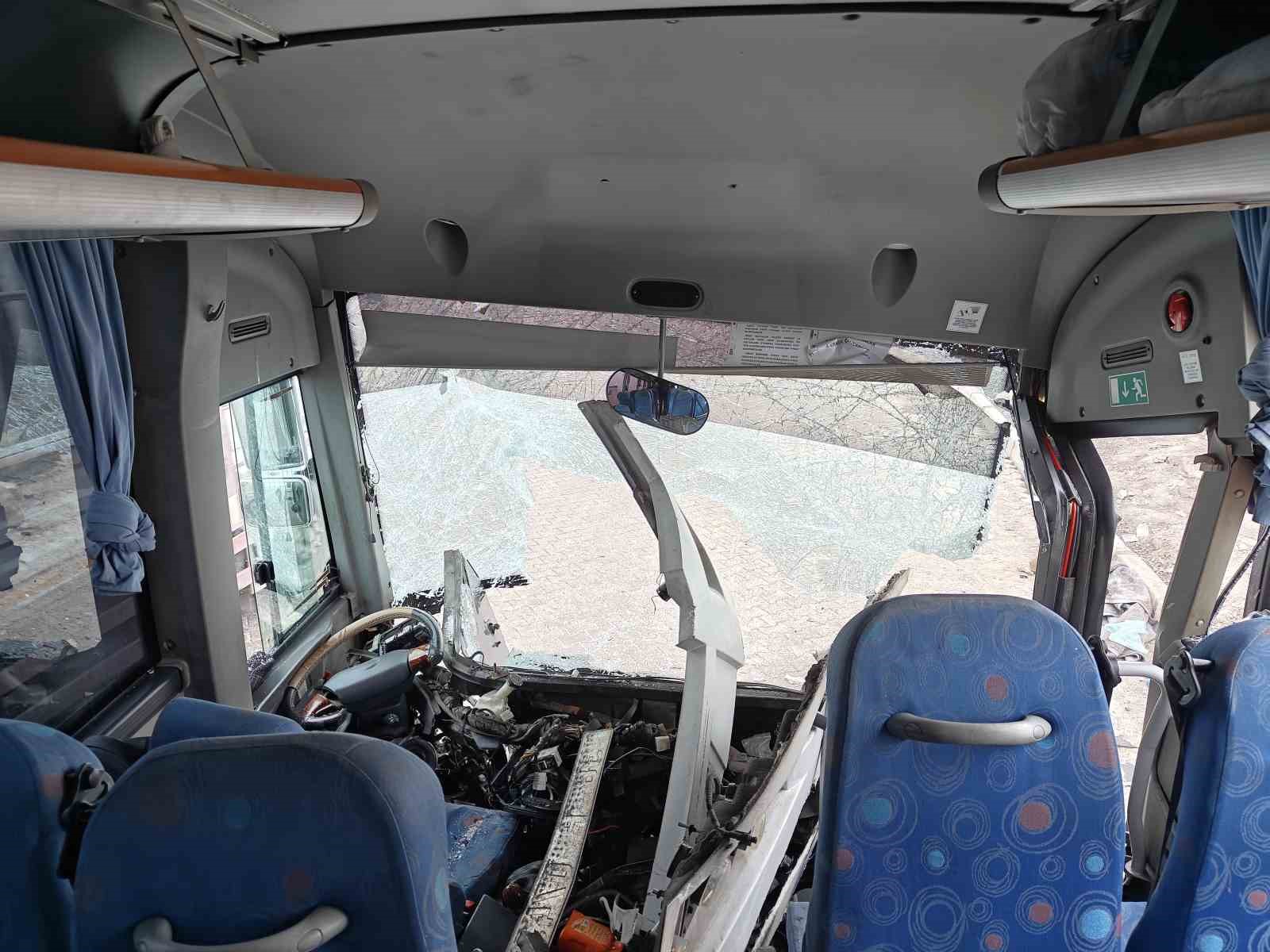 isci servisi tir dorsesine arkadan carpti 22 yarali 3 39HcslEy